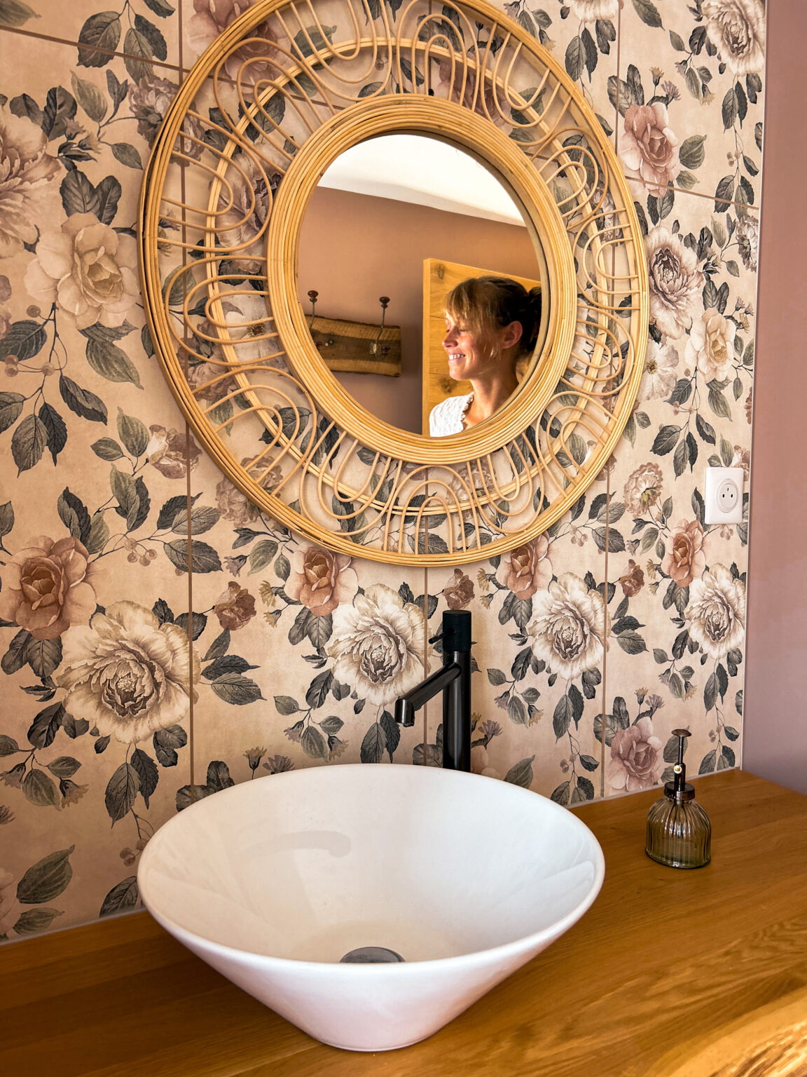 salle de bain fleurie gite la bohème
